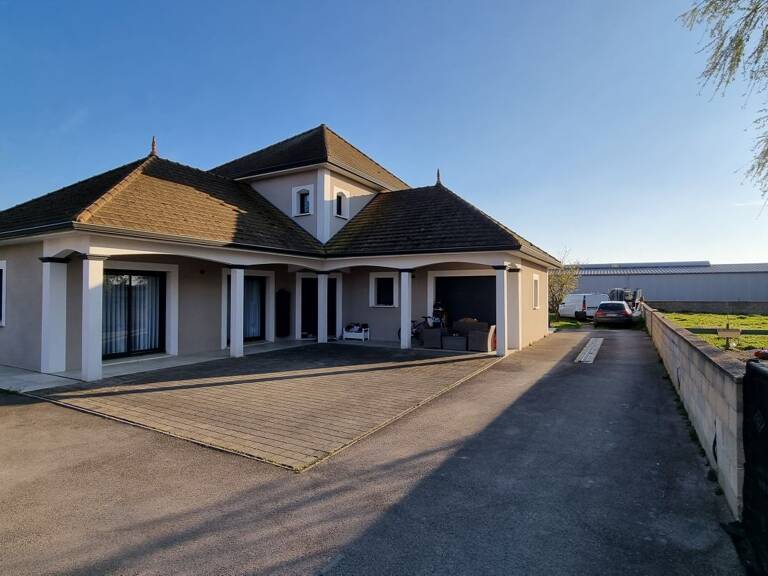 Villa — photo 1