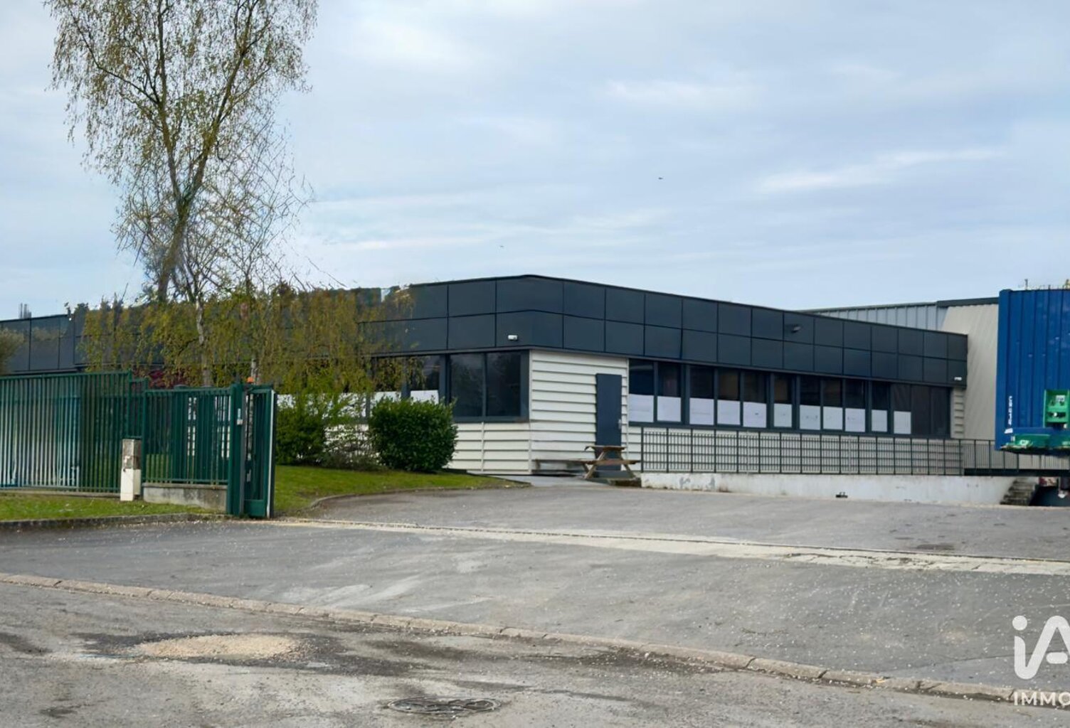 Location Local d'activités 790 m&sup2; — photo 1