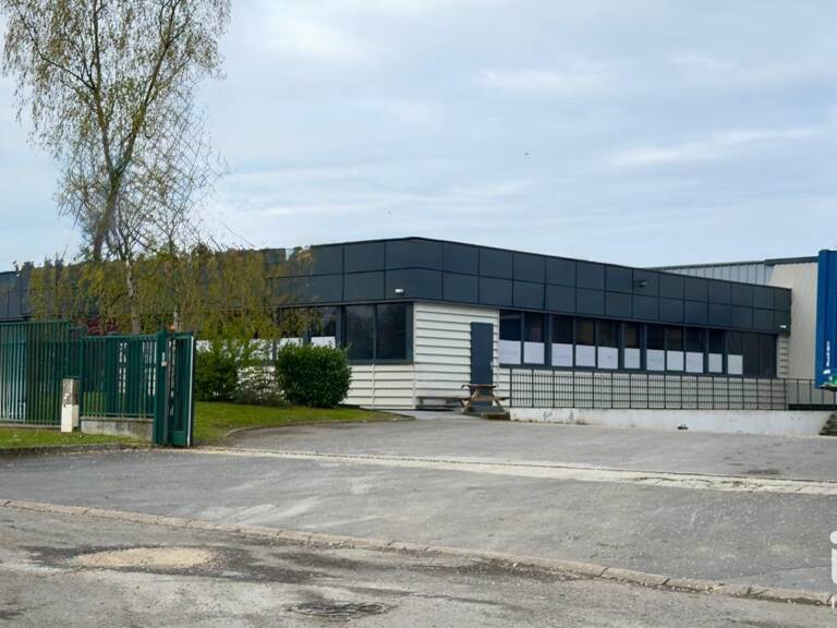 Location Local d'activités 790 m&sup2; — photo 1