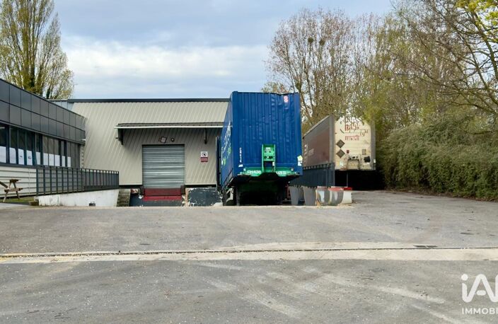 Location Local d'activités 790 m&sup2; — photo 2