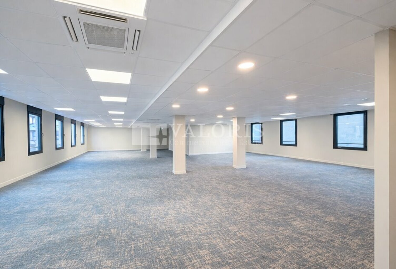 BUREAUX à LOUER — photo 1