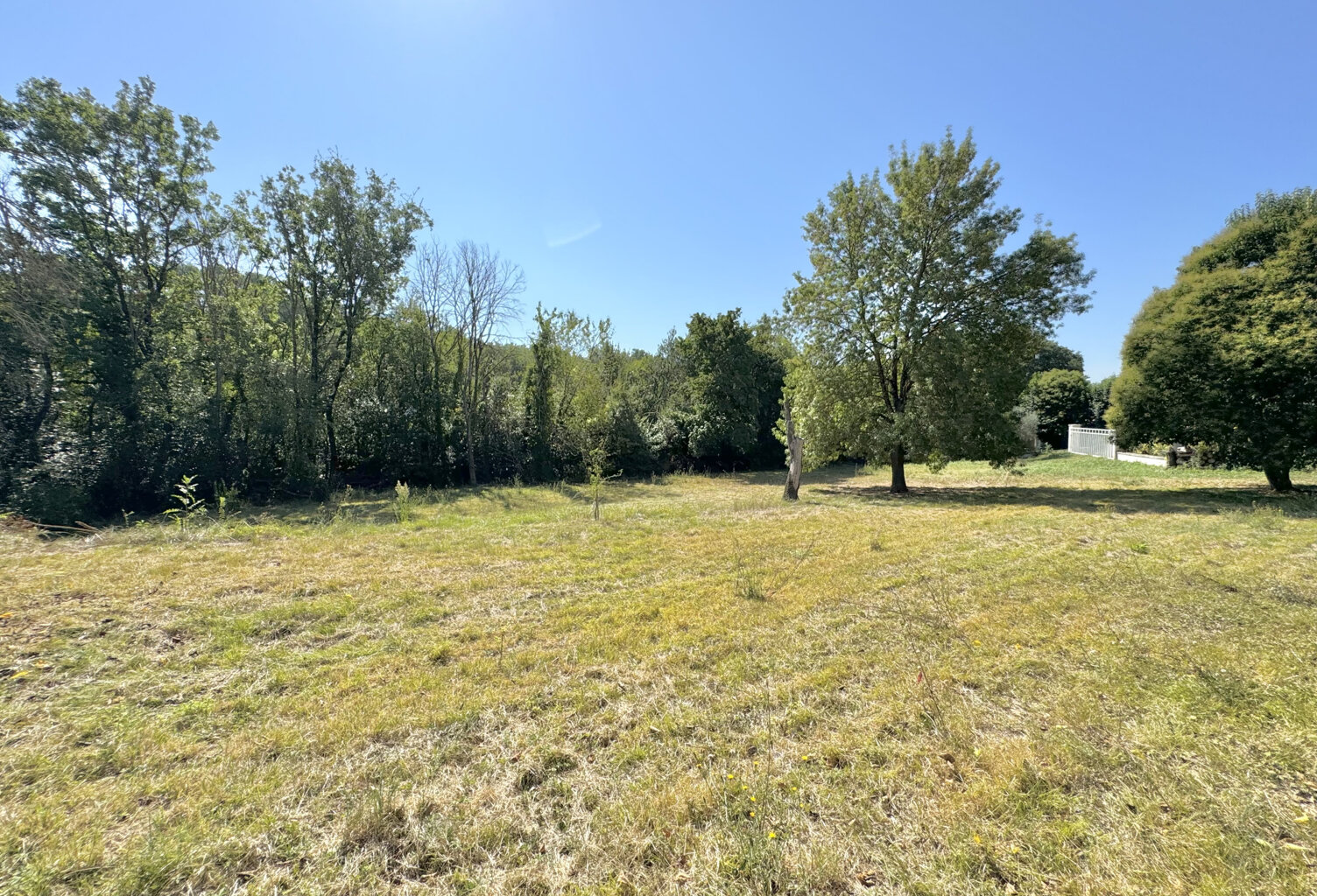 Terrain constructible situé proche de Vézénobres — photo 1