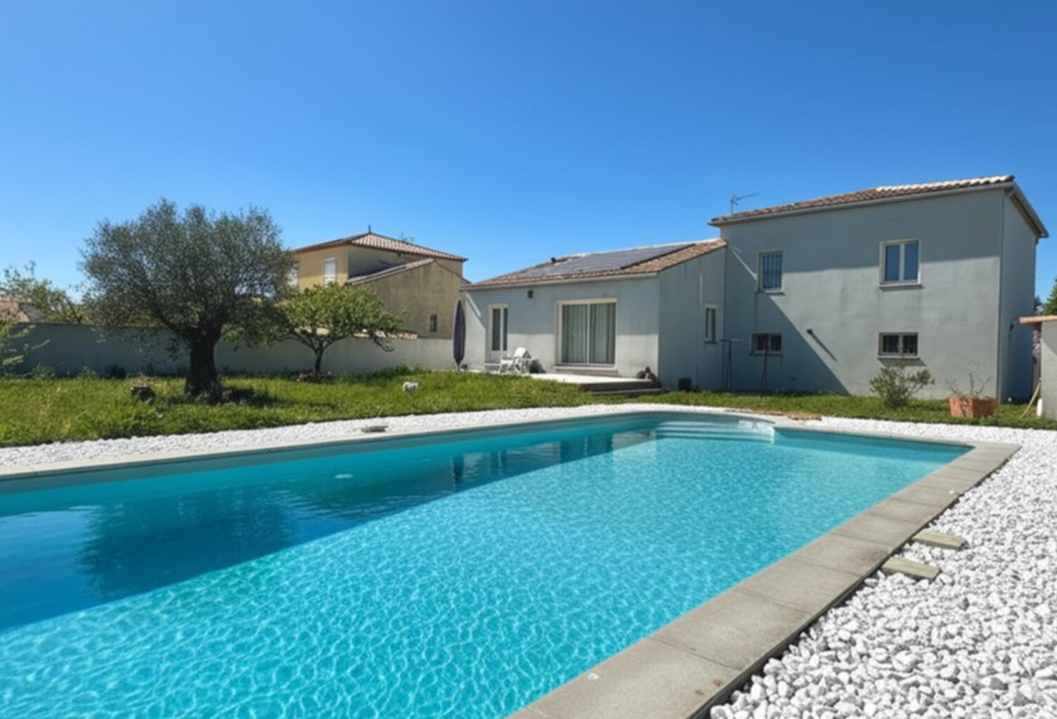 Maison familiale avec piscine et grand garage — photo 1