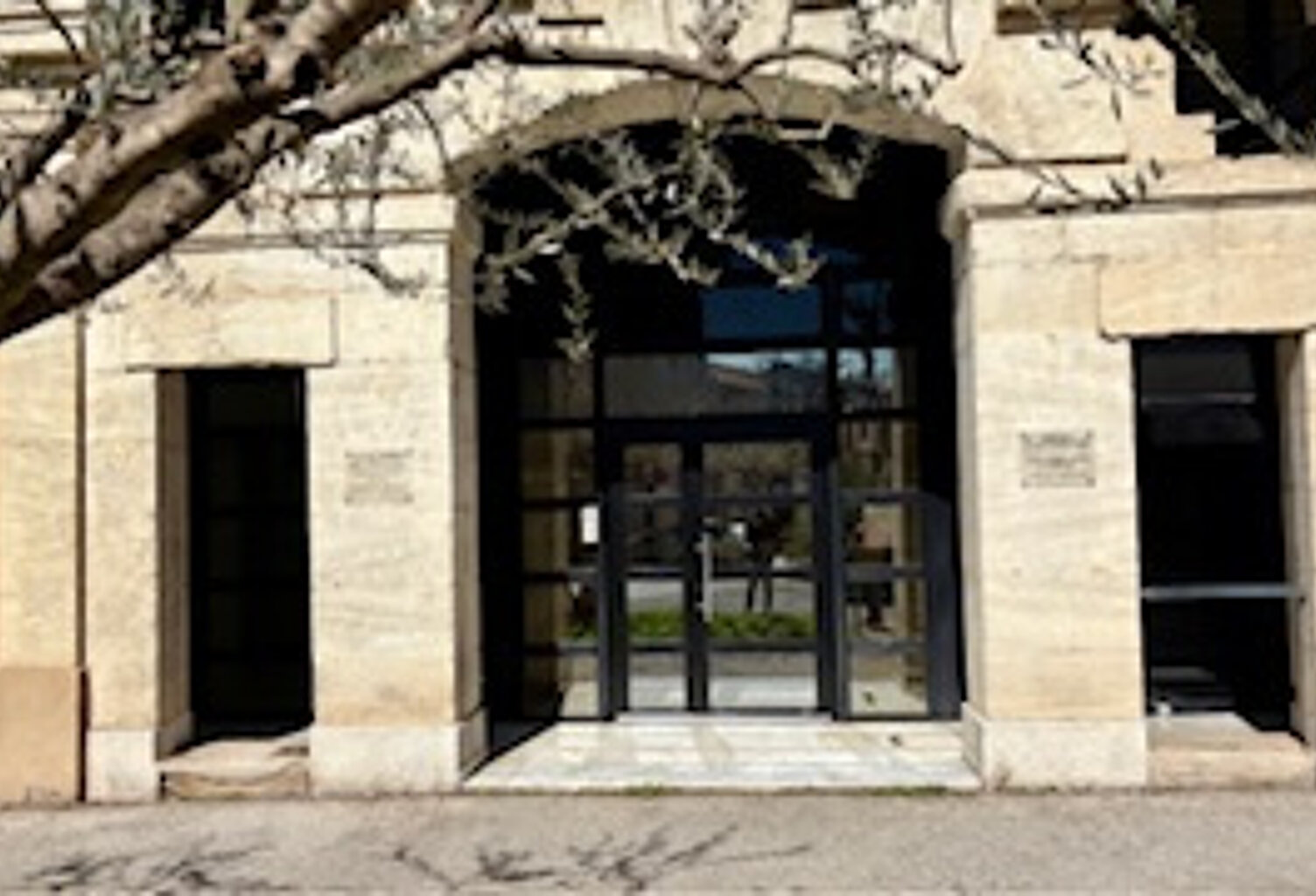 Murs commerciaux, centre ville d'ales, en RDC d'un immeuble de prestige — photo 1