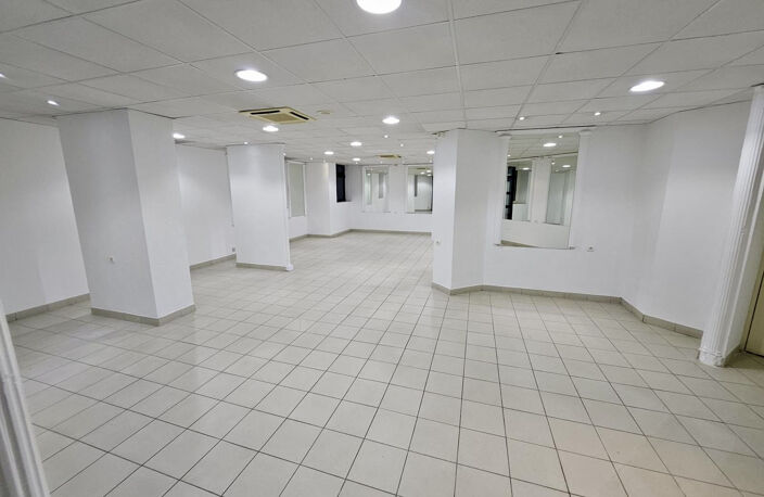 Murs commerciaux, centre ville d'ales, en RDC d'un immeuble de prestige — photo 2