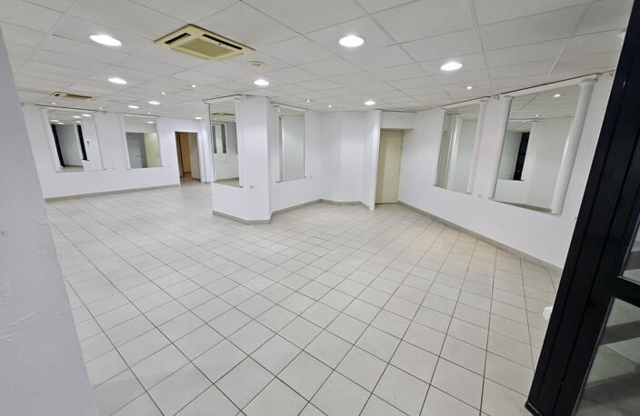 Murs commerciaux, centre ville d'ales, en RDC d'un immeuble de prestige — photo 3