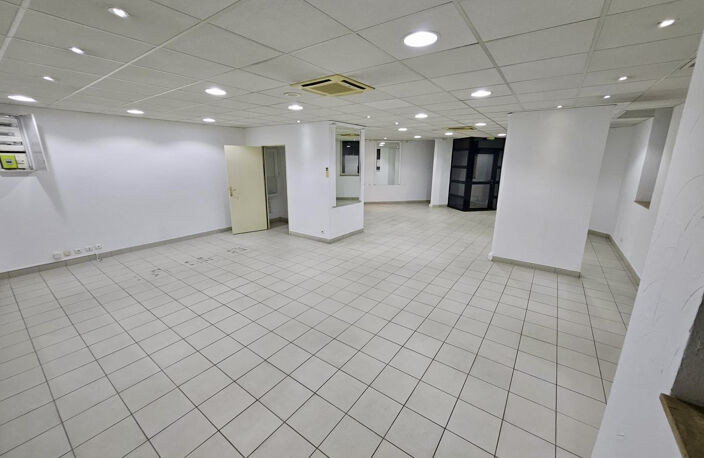 Murs commerciaux, centre ville d'ales, en RDC d'un immeuble de prestige — photo 4