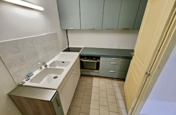 Murs commerciaux, centre ville d'ales, en RDC d'un immeuble de prestige — photo 5