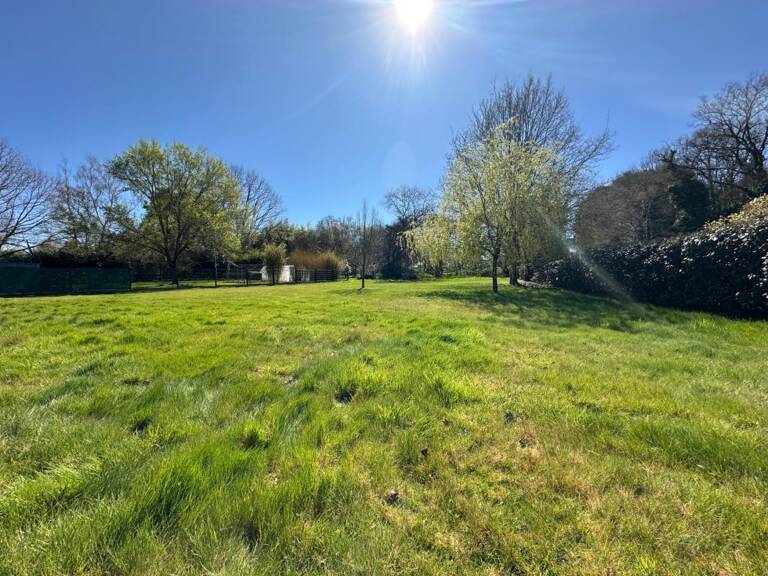 Terrain constructible, proche bourg, au calme — photo 1
