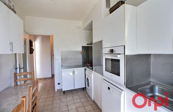 Marseille 13003 – Quartier La Villette : T3 traversant 74 m² – Lumineux – Balcon & Cave — photo 4