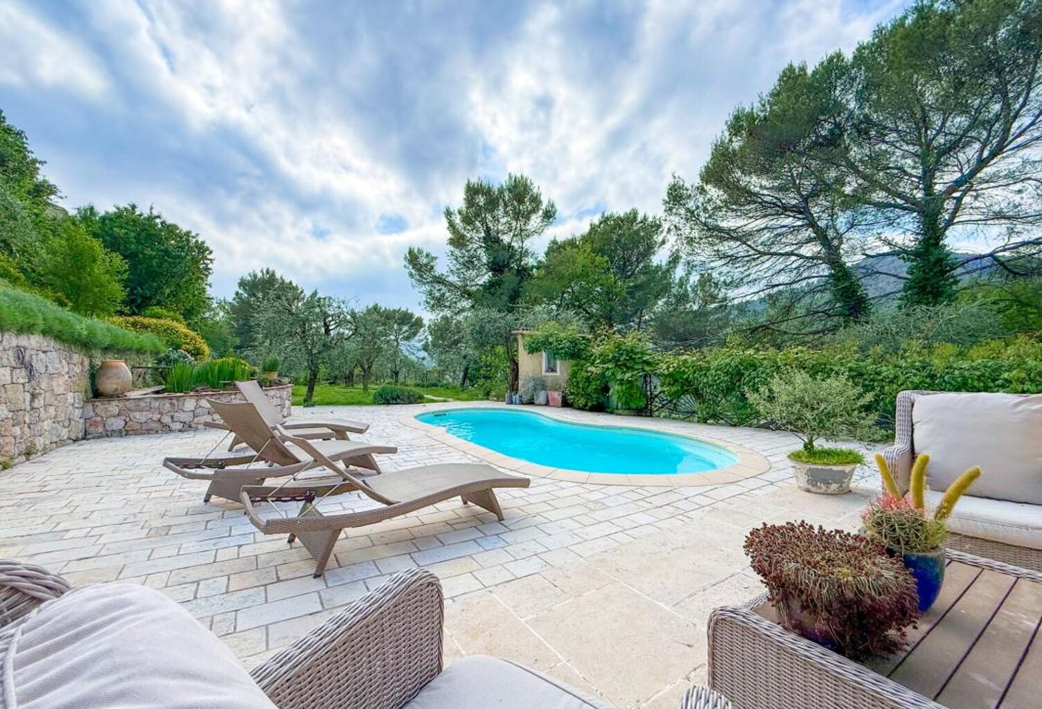 Maison à vendre à PEILLE 5 pièces 103 m²  jardin plat 2600 m²  piscine garage — photo 1