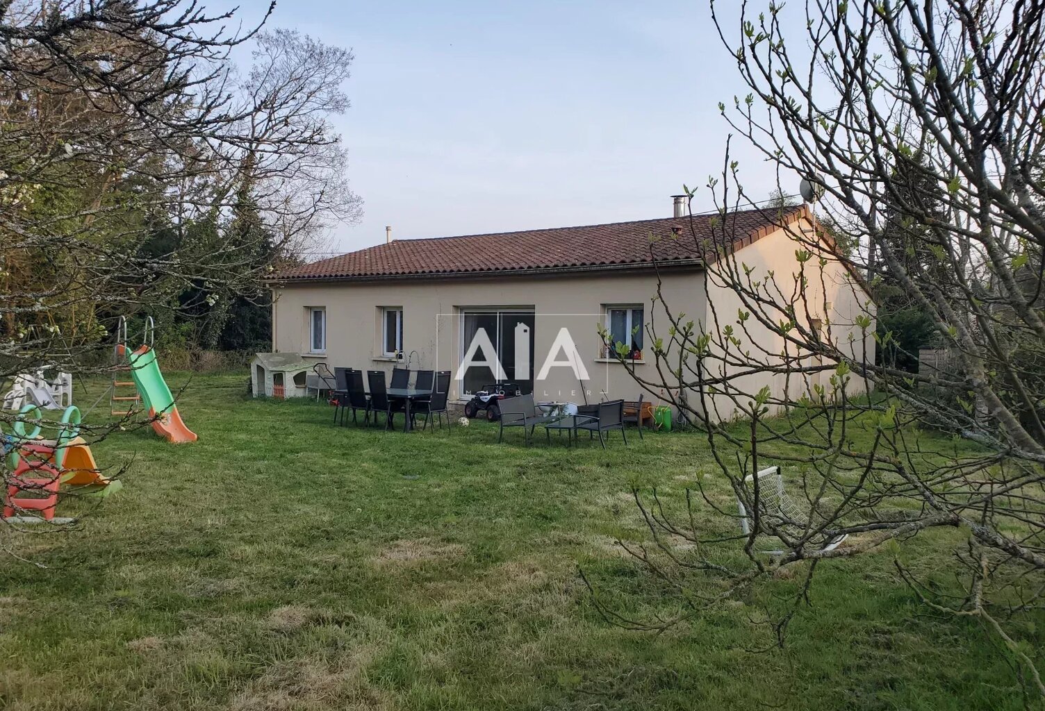 Pavillon à Villiers le Roux — photo 1