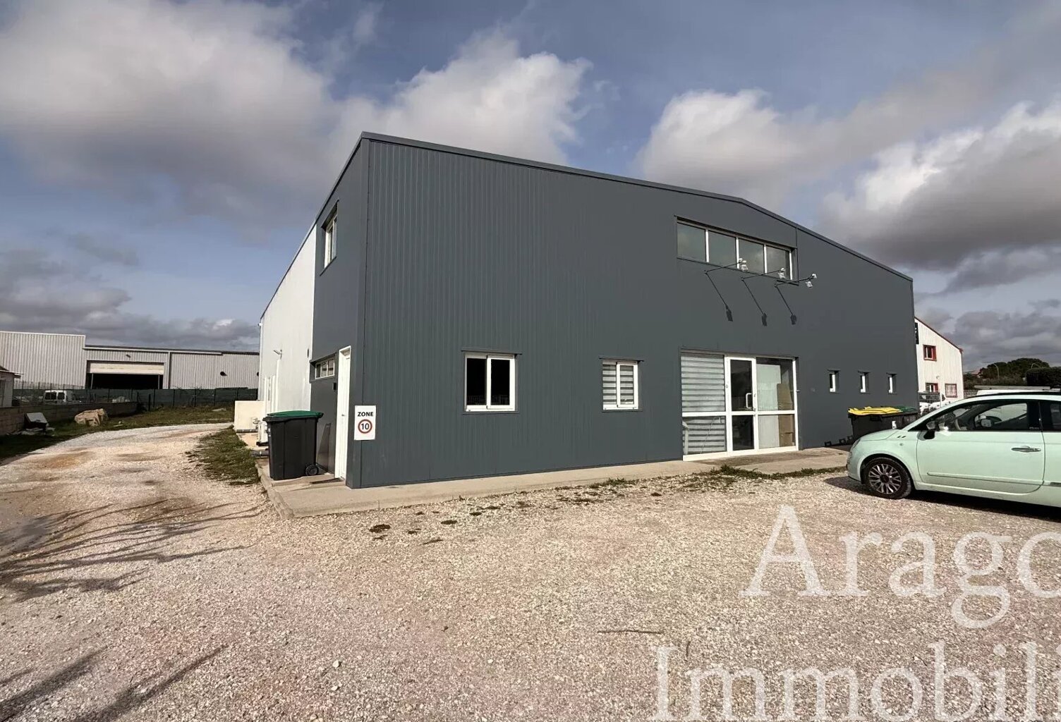 À VENDRE HANGAR PROFESSIONNEL — photo 1