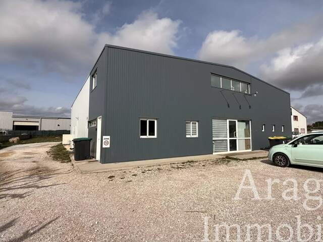 À VENDRE HANGAR PROFESSIONNEL — photo du bien