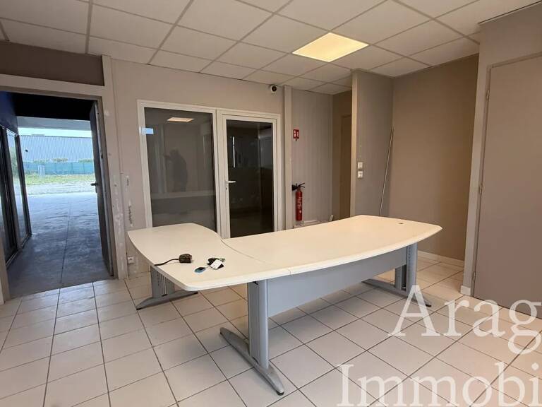 À VENDRE HANGAR PROFESSIONNEL — photo 1