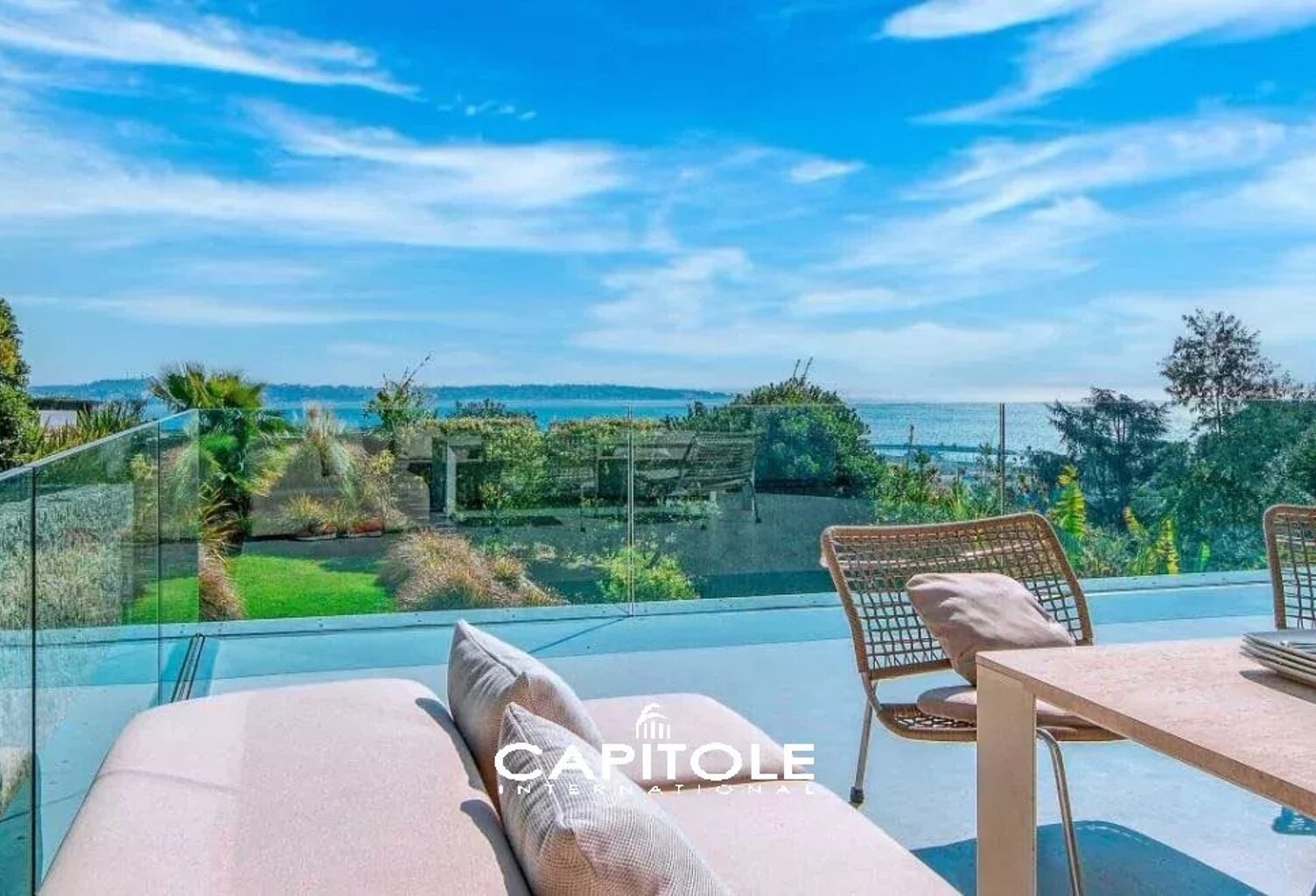Golfe Juan - Vue mer panoramique du Cap d'Antibes aux Îles de Lé — photo 1