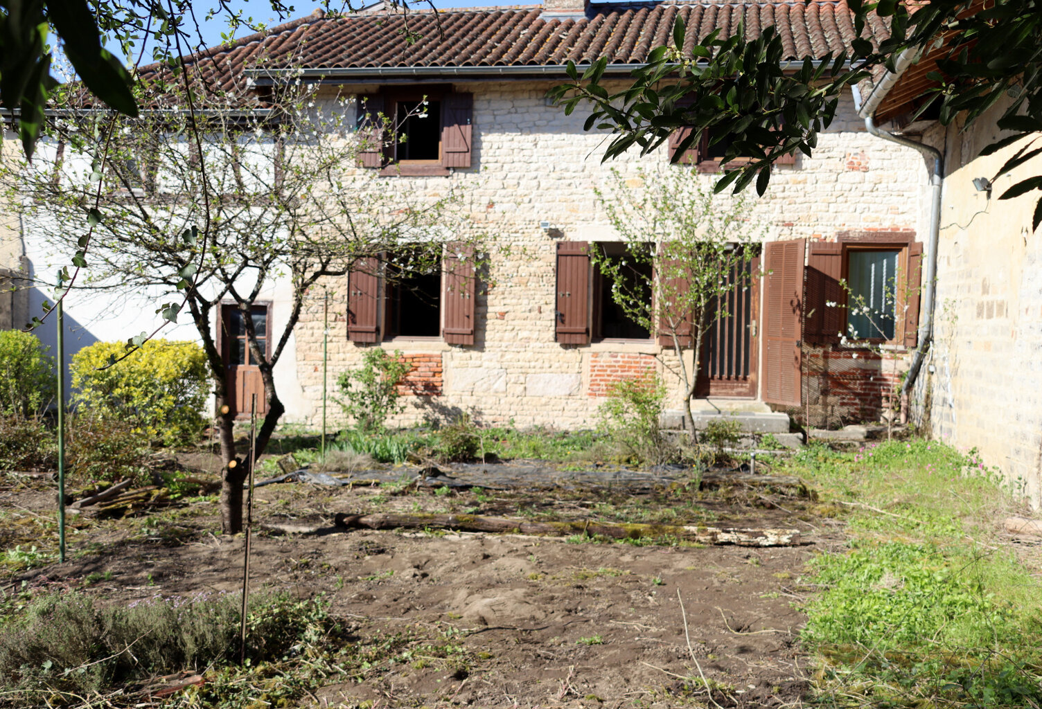 Jolie maison en pierre de taille au cœur de Saint-Julien sur Reyssouze — photo 1