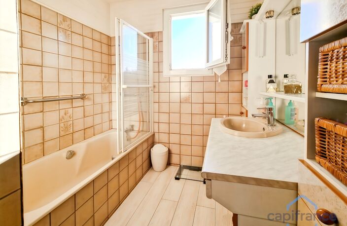 Maison familiale ou 2 habitations - 222m² avec 7 pièces (5 chambres) - Terrain de 830m² avec Piscine - CASTRIES (34) — photo 3