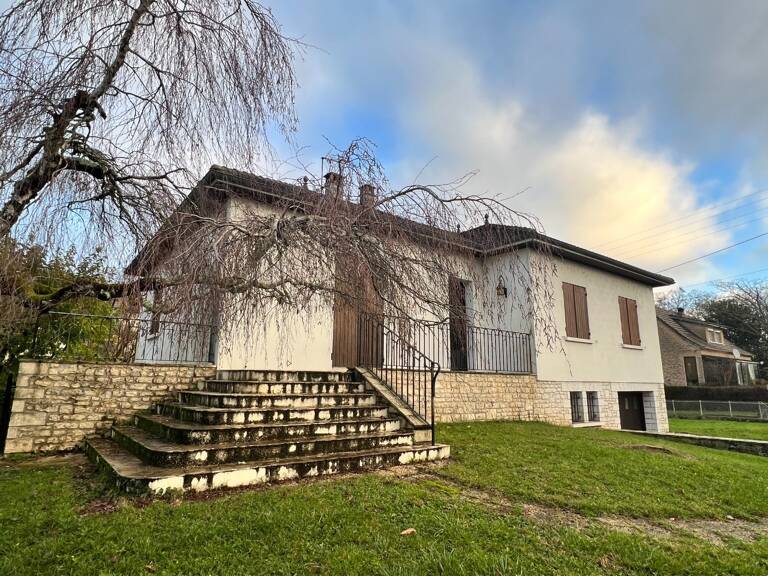 CENTRE VILLE DE LALINDE, MAISON SUR 2 NIVEAUX DE 176 M² SH IDÉALE PROF LIBERALE, COMPOSÉE: D'UN SÉJOUR SALON CHEMINÉE, CUISINE EQUIPÉE,  3 CHAMBRES + UN BUREAU.  AU RDJ UN LOGEMENT T3,  CHAUFFAGE CENTRAL AU FUEL, GARAGE, TERRAIN CLOS DE 680 M²   — photo 1