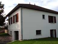 CENTRE VILLE DE LALINDE, MAISON SUR 2 NIVEAUX DE 176 M² SH IDÉALE PROF LIBERALE, COMPOSÉE: D'UN SÉJOUR SALON CHEMINÉE, CUISINE EQUIPÉE,  3 CHAMBRES + UN BUREAU.  AU RDJ UN LOGEMENT T3,  CHAUFFAGE CENTRAL AU FUEL, GARAGE, TERRAIN CLOS DE 680 M²   — photo 2