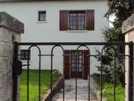 CENTRE VILLE DE LALINDE, MAISON SUR 2 NIVEAUX DE 176 M² SH IDÉALE PROF LIBERALE, COMPOSÉE: D'UN SÉJOUR SALON CHEMINÉE, CUISINE EQUIPÉE,  3 CHAMBRES + UN BUREAU.  AU RDJ UN LOGEMENT T3,  CHAUFFAGE CENTRAL AU FUEL, GARAGE, TERRAIN CLOS DE 680 M²   — photo 3
