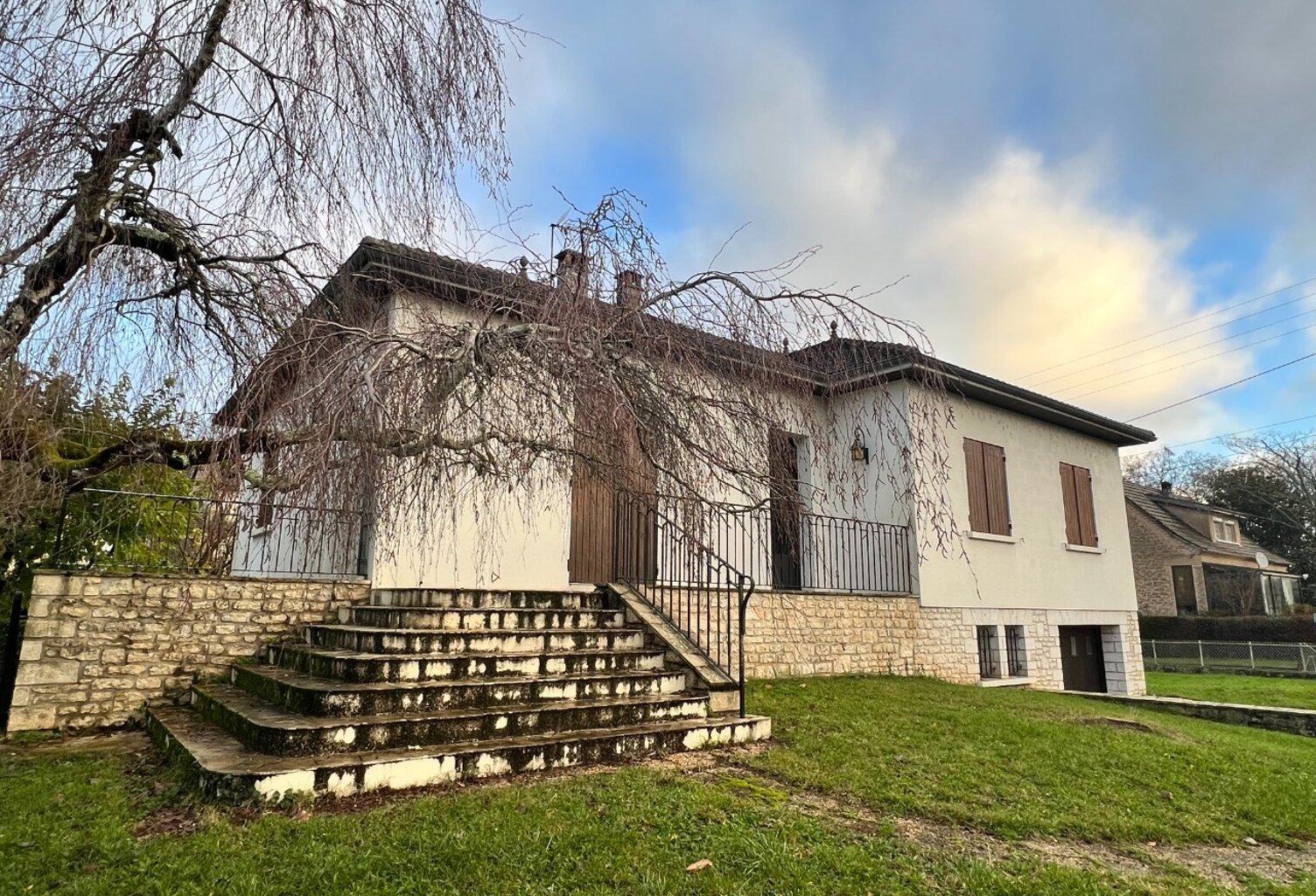 CENTRE VILLE DE LALINDE, MAISON SUR 2 NIVEAUX DE 176 M² SH IDÉALE PROF LIBERALE, COMPOSÉE: D'UN SÉJOUR SALON CHEMINÉE, CUISINE EQUIPÉE,  3 CHAMBRES + UN BUREAU.  AU RDJ UN LOGEMENT T3,  CHAUFFAGE CENTRAL AU FUEL, GARAGE, TERRAIN CLOS DE 680 M²   — photo 1
