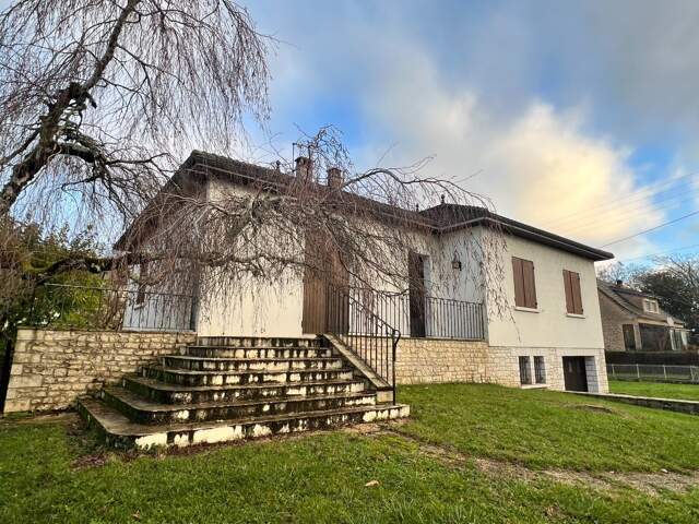 CENTRE VILLE DE LALINDE, MAISON SUR 2 NIVEAUX DE 176 M² SH IDÉALE PROF LIBERALE, COMPOSÉE: D'UN SÉJOUR SALON CHEMINÉE, CUISINE EQUIPÉE,  3 CHAMBRES + UN BUREAU.  AU RDJ UN LOGEMENT T3,  CHAUFFAGE CENTRAL AU FUEL, GARAGE, TERRAIN CLOS DE 680 M² — photo du bien
