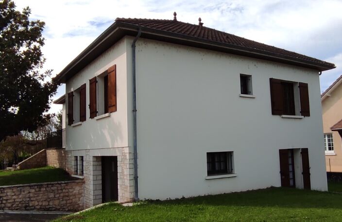 CENTRE VILLE DE LALINDE, MAISON SUR 2 NIVEAUX DE 176 M² SH IDÉALE PROF LIBERALE, COMPOSÉE: D'UN SÉJOUR SALON CHEMINÉE, CUISINE EQUIPÉE,  3 CHAMBRES + UN BUREAU.  AU RDJ UN LOGEMENT T3,  CHAUFFAGE CENTRAL AU FUEL, GARAGE, TERRAIN CLOS DE 680 M²   — photo 2