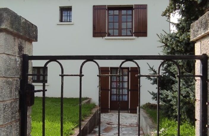 CENTRE VILLE DE LALINDE, MAISON SUR 2 NIVEAUX DE 176 M² SH IDÉALE PROF LIBERALE, COMPOSÉE: D'UN SÉJOUR SALON CHEMINÉE, CUISINE EQUIPÉE,  3 CHAMBRES + UN BUREAU.  AU RDJ UN LOGEMENT T3,  CHAUFFAGE CENTRAL AU FUEL, GARAGE, TERRAIN CLOS DE 680 M²   — photo 3