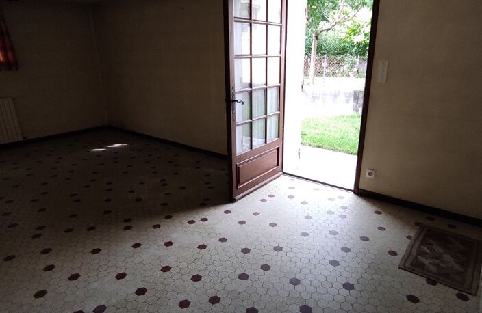 CENTRE VILLE DE LALINDE, MAISON SUR 2 NIVEAUX DE 176 M² SH IDÉALE PROF LIBERALE, COMPOSÉE: D'UN SÉJOUR SALON CHEMINÉE, CUISINE EQUIPÉE,  3 CHAMBRES + UN BUREAU.  AU RDJ UN LOGEMENT T3,  CHAUFFAGE CENTRAL AU FUEL, GARAGE, TERRAIN CLOS DE 680 M²   — photo 5