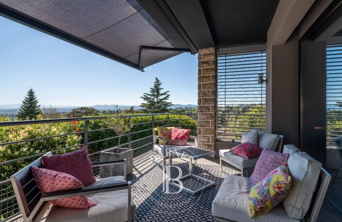 St Cyr-Au-Mont-D'Or - Maison de 240 m² environ - Terrain de 1530 m² - 5 Chambres - Piscine — photo 2