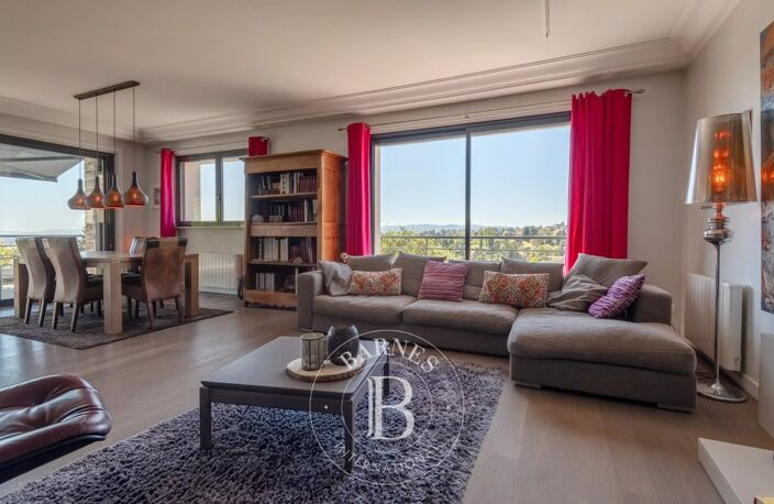St Cyr-Au-Mont-D'Or - Maison de 240 m² environ - Terrain de 1530 m² - 5 Chambres - Piscine — photo 4