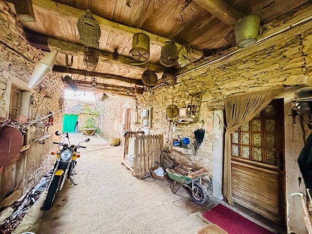 Maison en pierres rénovée avec dépendances et jardin