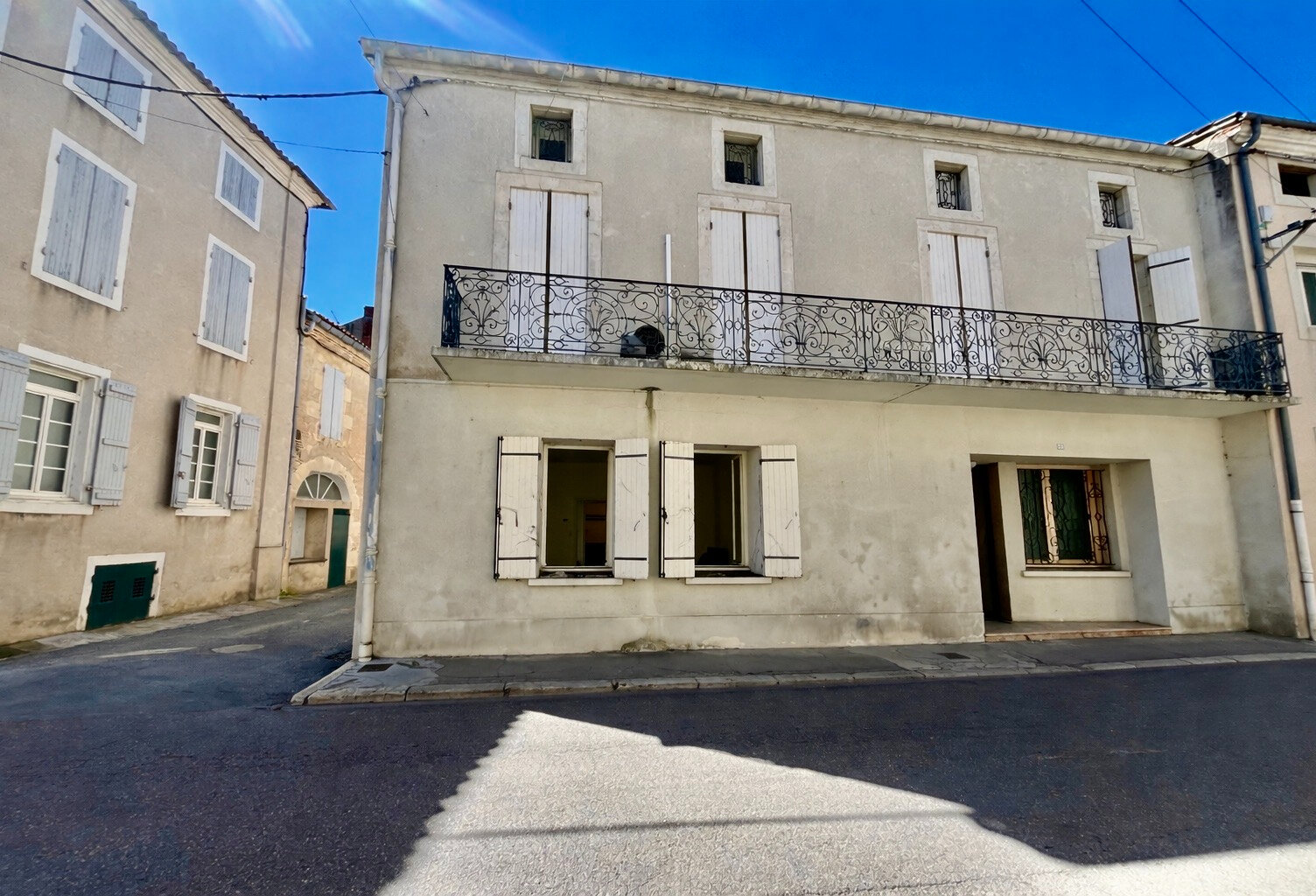 Secteur Sainte-Livrade-sur-Lot (47110), venez découvrir cet immeuble à fort potentiel (ancien cabinet dentaire), situé en plein coeur du centre-ville et proche de toutes les commodités. D'une surface habitable de 285,76 m² répartie sur 12 pièces : Au rez- — photo 1