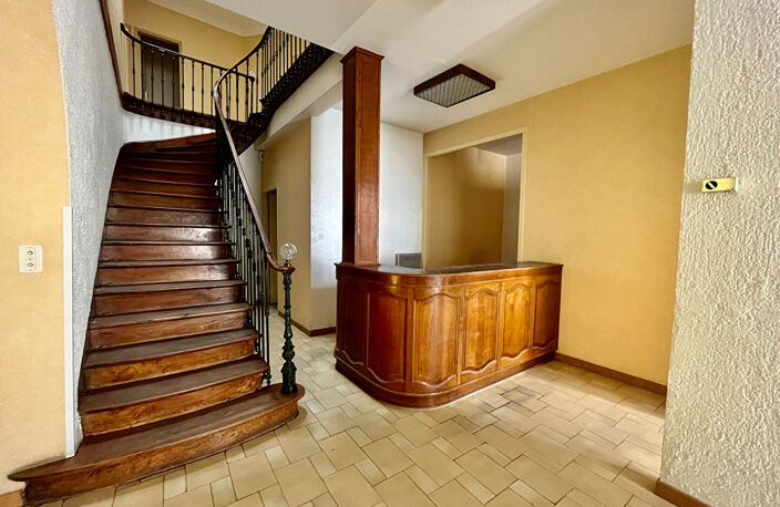 Secteur Sainte-Livrade-sur-Lot (47110), venez découvrir cet immeuble à fort potentiel (ancien cabinet dentaire), situé en plein coeur du centre-ville et proche de toutes les commodités. D'une surface habitable de 285,76 m² répartie sur 12 pièces : Au rez- — photo 2