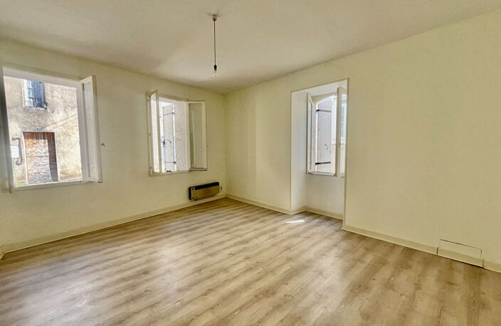 Secteur Sainte-Livrade-sur-Lot (47110), venez découvrir cet immeuble à fort potentiel (ancien cabinet dentaire), situé en plein coeur du centre-ville et proche de toutes les commodités. D'une surface habitable de 285,76 m² répartie sur 12 pièces : Au rez- — photo 3