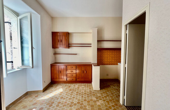Secteur Sainte-Livrade-sur-Lot (47110), venez découvrir cet immeuble à fort potentiel (ancien cabinet dentaire), situé en plein coeur du centre-ville et proche de toutes les commodités. D'une surface habitable de 285,76 m² répartie sur 12 pièces : Au rez- — photo 4