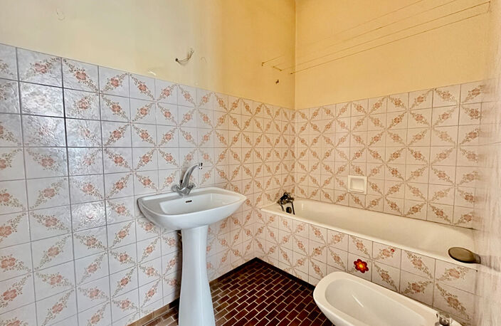 Secteur Sainte-Livrade-sur-Lot (47110), venez découvrir cet immeuble à fort potentiel (ancien cabinet dentaire), situé en plein coeur du centre-ville et proche de toutes les commodités. D'une surface habitable de 285,76 m² répartie sur 12 pièces : Au rez- — photo 5