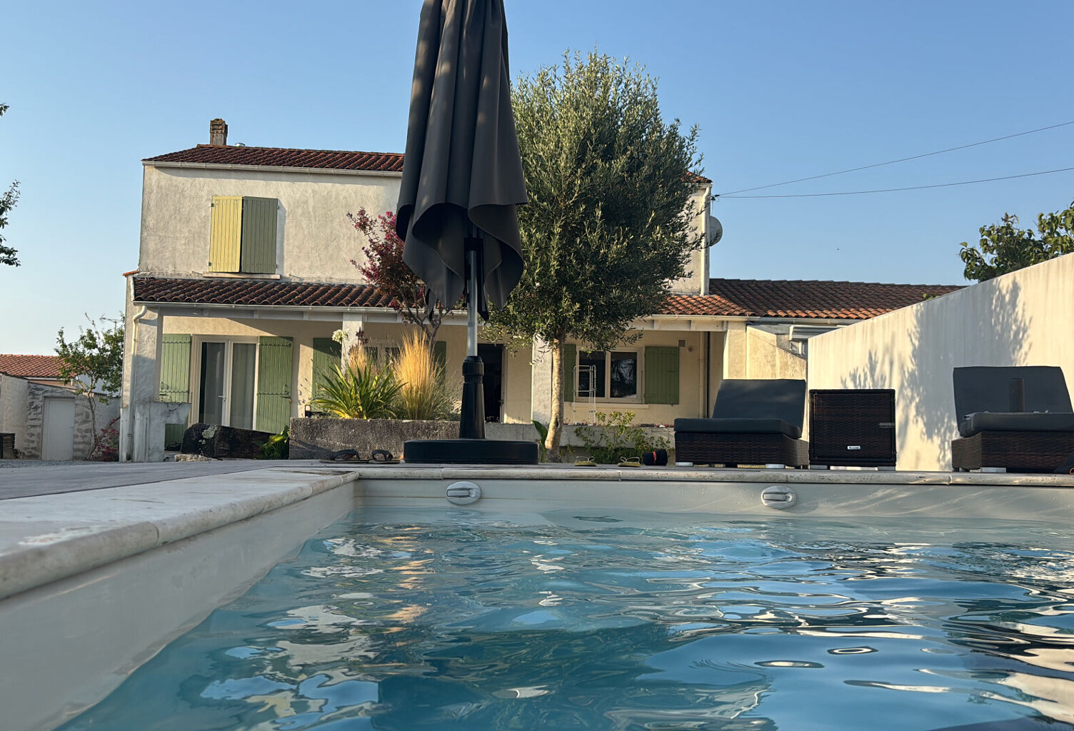 Maison de village avec piscine, jardin paysagé et commerces à pied — photo 1