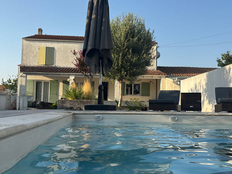 Maison de village avec piscine, jardin paysagé et commerces à pied — photo 1