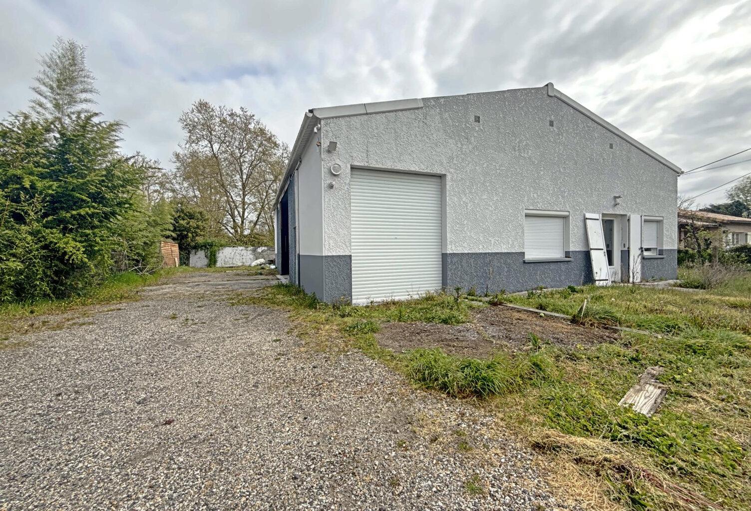 Les Billaux   Grand garage avec fort potentiel — photo 1