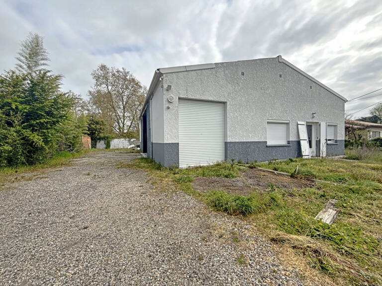 Les Billaux   Grand garage avec fort potentiel — photo 1