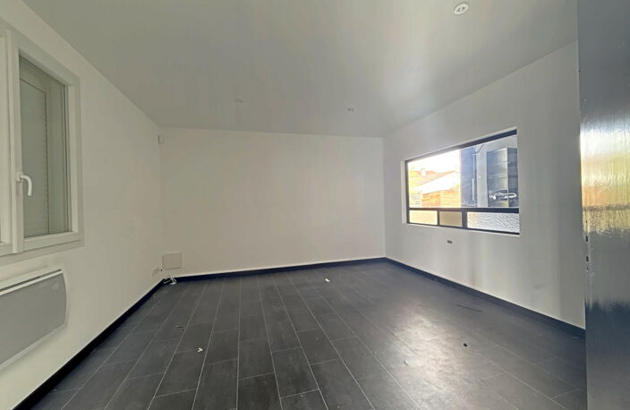 Les Billaux   Grand garage avec fort potentiel — photo 2