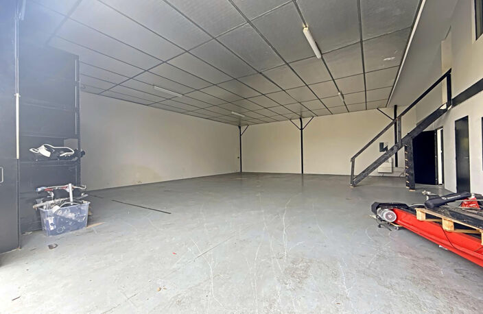 Les Billaux   Grand garage avec fort potentiel — photo 3