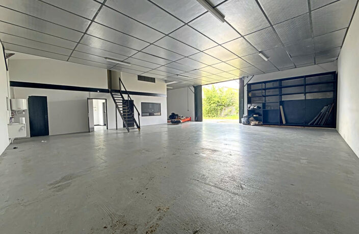 Les Billaux   Grand garage avec fort potentiel — photo 4