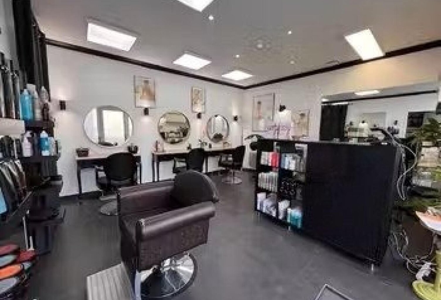 Salon de coiffure lumineux et fonctionnel — photo 1