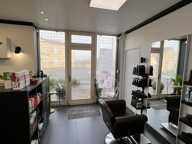 Salon de coiffure lumineux et fonctionnel — photo 3
