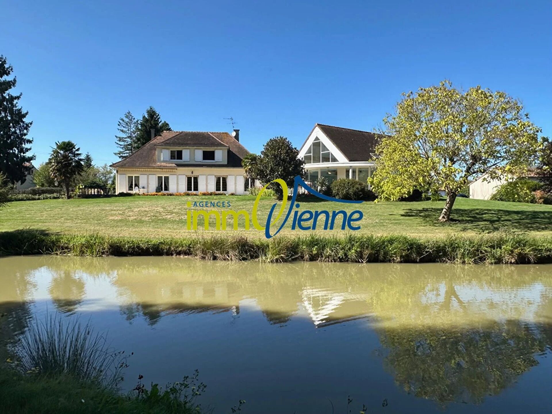 Maison 9 pièces 309 m² · à Nieuil-l'Espoir · 309 m² · 885 000 €