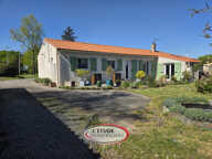 ST MARS DE COUTAIS VILLAGE : 197 m2 habitables de plain pied — photo 2