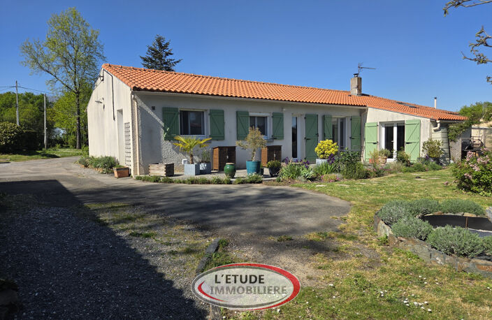 ST MARS DE COUTAIS VILLAGE : 197 m2 habitables de plain pied — photo 2